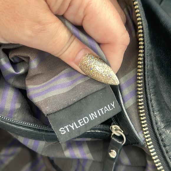 Sleek Black Hobo Bag with Timeless Design - Picture 10 of 11